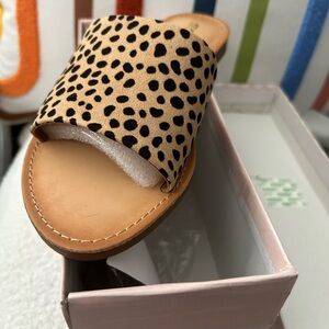 NIB 6.5 Soda Cheetah Print Slides